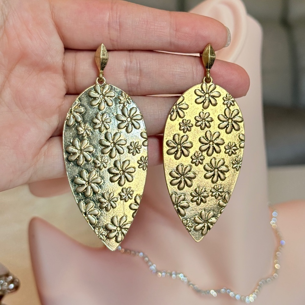 ⚜️ Elegant Floral Gold Bold Earrings - Picture 9 of 10